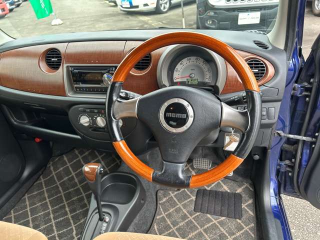 中古車にありがちなステアリングのスレ、シミ等ございません。ご安心ください。