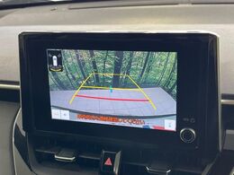 【バックカメラ】駐車時に後方がリアルタイム映像で確認できます。大型商業施設や立体駐車場での駐車時や、夜間のバック時に大活躍！運転スキルに関わらず、今や必須となった装備のひとつです！