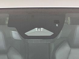 【トヨタセーフティセンス】走行中に前方の車両等を認識し、衝突しそうな時は警報とブレーキで衝突回避と被害軽減をアシスト。より安全にドライブをお楽しみいただけます。