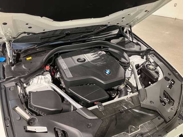 BMW 2.0L 直列4気筒ツインパワーターボ　ガソリンエンジン　：バルブトロニック（無段階可変バルブリフト）、ダイレクトインジェクションシステム、ダブルVANOS（吸排気無段階可変バルブタイミング）