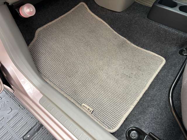 純正のフロアマットになります。使用感は御座いますが、ご納車前には掃除機清掃を行います！