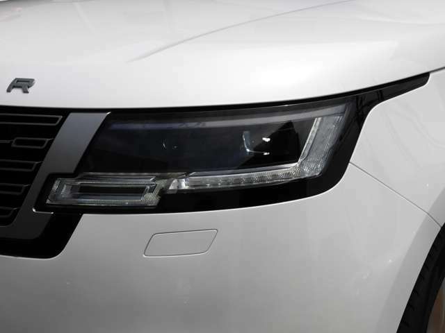ピクセルLEDヘッドライトは、アダプティブドライビングビーム機能を装備し、照射範囲を最適化します。メインビームのパターンを縦横に分割することで、前方の車両にまぶしさを与えないようにします。