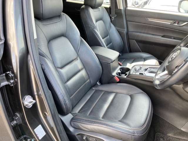内装画像：本革シートのコンディションも良好で綺麗な内装！運転席＆助手席シートはパワーシート＆シートヒーター付です！！