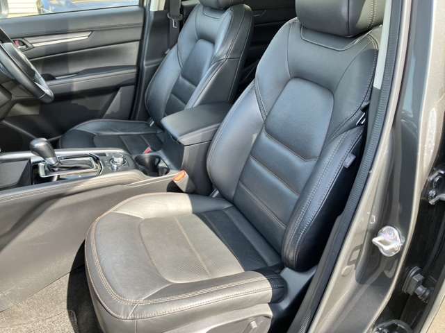 内装画像：本革シートのコンディションも良好で綺麗な内装！運転席＆助手席シートはパワーシート＆シートヒーター付です！！