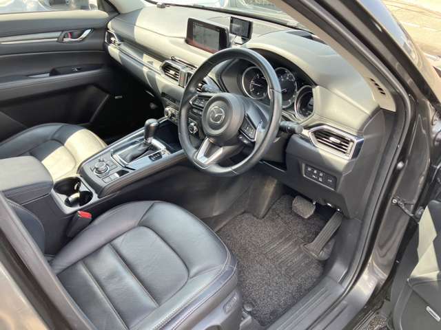 内装画像：本革シートのコンディションも良好で綺麗な内装！運転席＆助手席シートはパワーシート＆シートヒーター付です！！