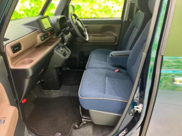 WECARSでは各商談席に大型モニターをご用意しております！見やすい大画面でゆったりと全国の在庫をご覧いただけます！是非ご来店お待ちしております！