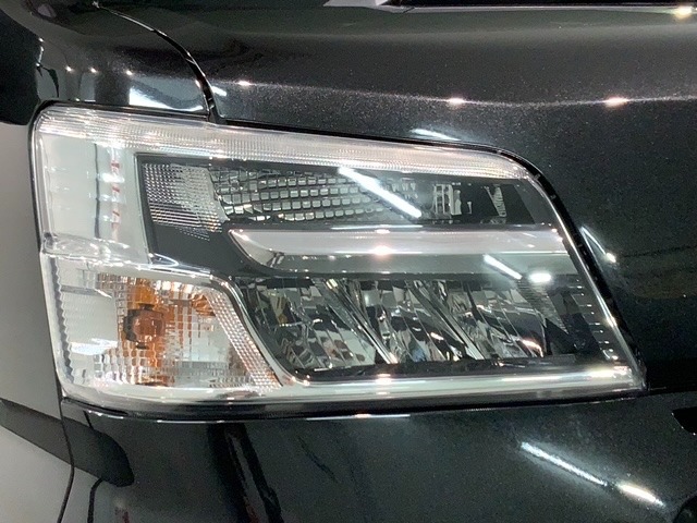 LEDヘッドライトは、点灯の瞬間から最大光量を発揮し、突然暗くなるトンネルなどでの安定感を高めます。