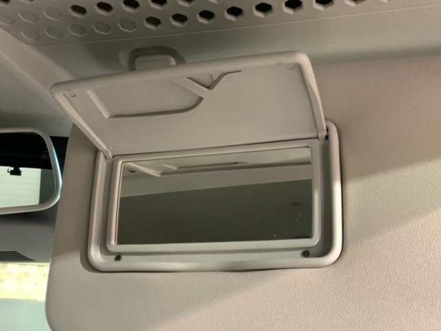 バニティーミラーが付いています。女性にうれしい装備ですね！