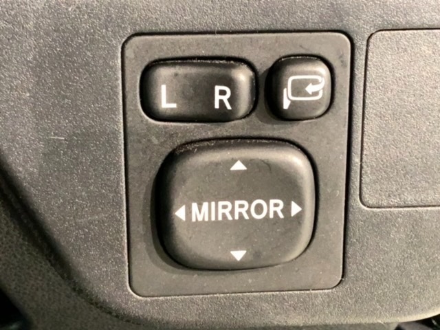 狭い駐車場で便利な電動格納ドアミラーが付いています。