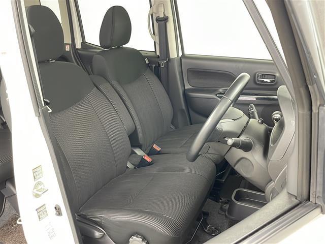 【運転席】座り心地が良いシートなので長時間の運転でも快適にお過ごしいただけます。新品のフロアマットのご注文も可能です。掲載箇所以外にご希望の写真がございましたらお気軽にお問い合わせ下さい。
