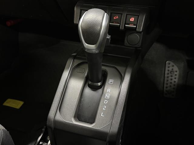 【フロアシフト】直感的な操作性や手に取りやすいレバー位置が特徴です。