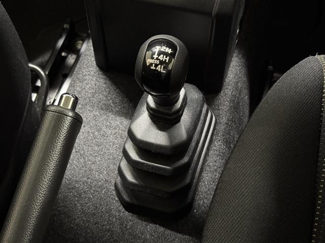 【パートタイム4WD】悪路やぬかるんだオフロードでも、2WD→4WDと駆動方式を切り替えることで、しっかりと地面をとらえ、効果的な走行が可能です（詳しくは取扱説明書をご覧ください）。