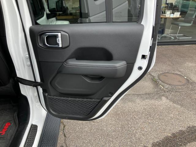 ご納車後も安心の認定中古車保証がございます。走行距離無制限で修理部品交換はもちろん、24時間365日対応による無料ロードサービスも付帯されます。