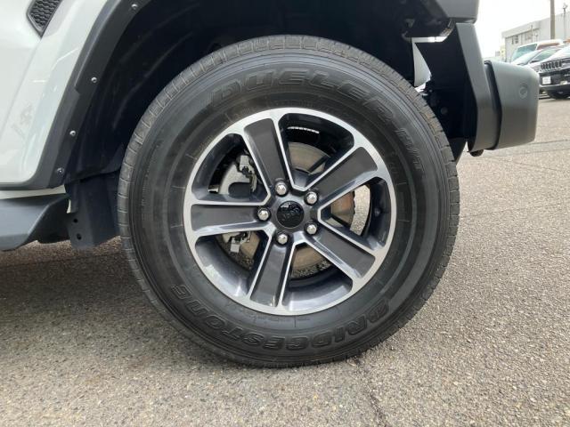 ご納車後も安心の認定中古車保証がございます。走行距離無制限で修理部品交換はもちろん、24時間365日対応による無料ロードサービスも付帯されます。