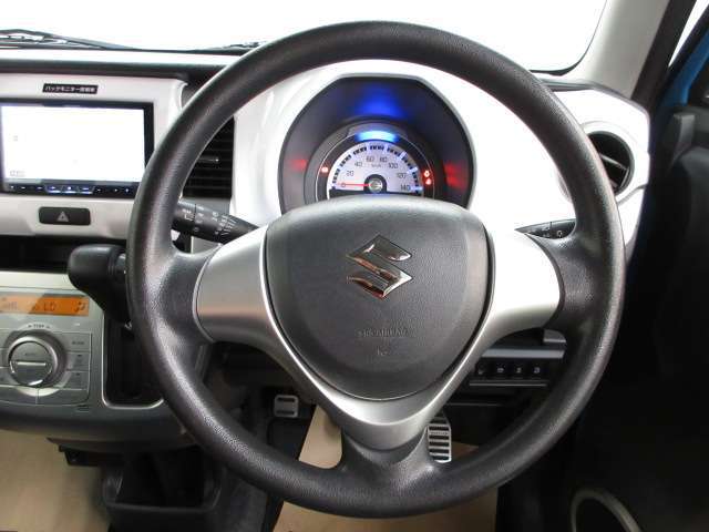運転が楽しくなる明るく開放的な運転席まわりです。
