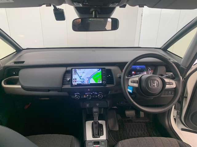 見通しの良い運転席回りとなっておりますので安心して運転をして頂けます！窓が大きいので明るく開放的な室内です