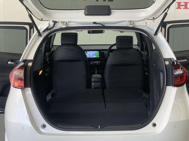 後列を収納すれば大型トランクに早変わり！段差も出来ず荷物の積み込みもラクラク♪
