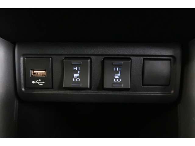 当社専門業者が納車前クリーニングしておりますので内装もとても綺麗な状態でお渡ししております。もちろんシート、足元、パネル関係、天井とお客様にお喜びいただけますよう心を込めて磨いています！！