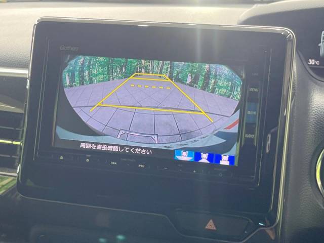 【バックカメラ】駐車時に後方がリアルタイム映像で確認できます。大型商業施設や立体駐車場での駐車時や、夜間のバック時に大活躍！運転スキルに関わらず、今や必須となった装備のひとつです！
