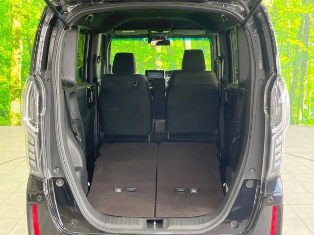 後席を格納すると、これだけの広さが！シーンに合わせたシートアレンジで、大きな荷物も積むことが出来ます♪