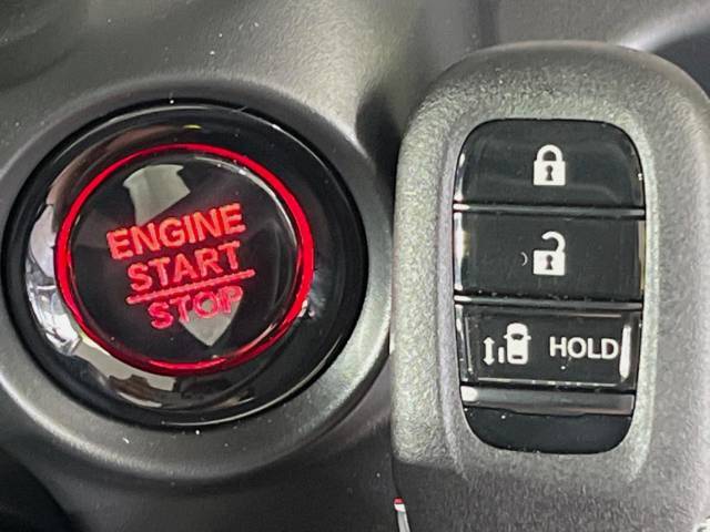 【Hondaスマートキー】カバンやポケットに入れたままでもドアの施錠・解錠が可能なスマートキーを装備。エンジンのオン・オフ時もカギを取り出す必要が無いからとっても便利です♪