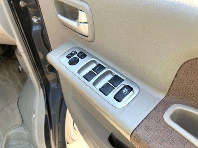 【電動格納ミラー】サイドミラーは電動格納式となっており、狭い駐車場でもキズがつくリスクを抑えられます。