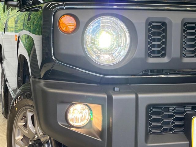 【LEDヘッドライト】悪天候や夜間走行時も良好な視界を確保し安心して運転できる高輝度LEDヘッドライトを装備！点灯速度が早く、消費電力も抑えられています。