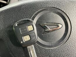 【キーレス】少し離れた場所からでもボタン一つでドアの開錠・施錠ができるのでとっても便利！ドアの鍵穴周りに傷をつけることもありません♪