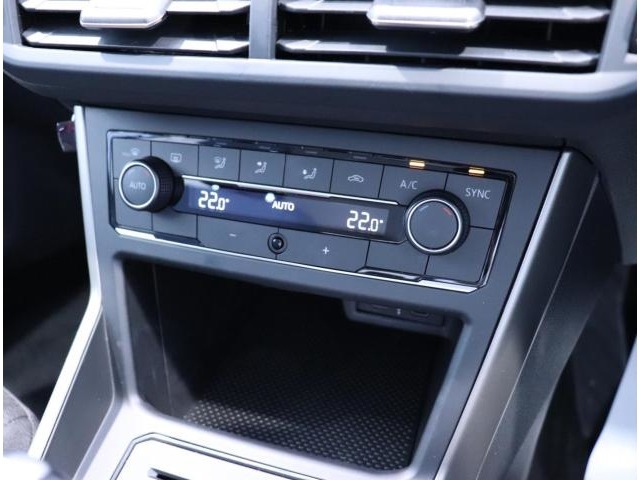 エアコンは、運転席と助手席でそれぞれお好みの温度に設定できる2ゾーンフルオートエアコンです。これからの季節はあるとうれしい機能ですね。