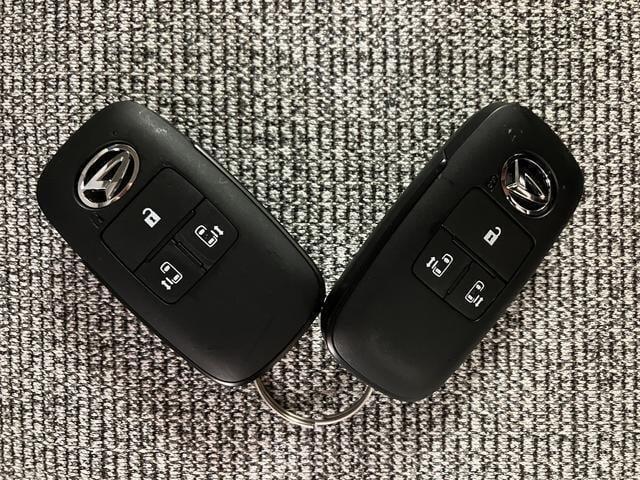【キーフリーシステム】電子キーをポケットやカバンに入れて携帯しているだけでドアの開け閉めやエンジンのON/OFFが出来ます☆　また、イモビライザー機能も備わっていますので盗難対策もバッチリです☆