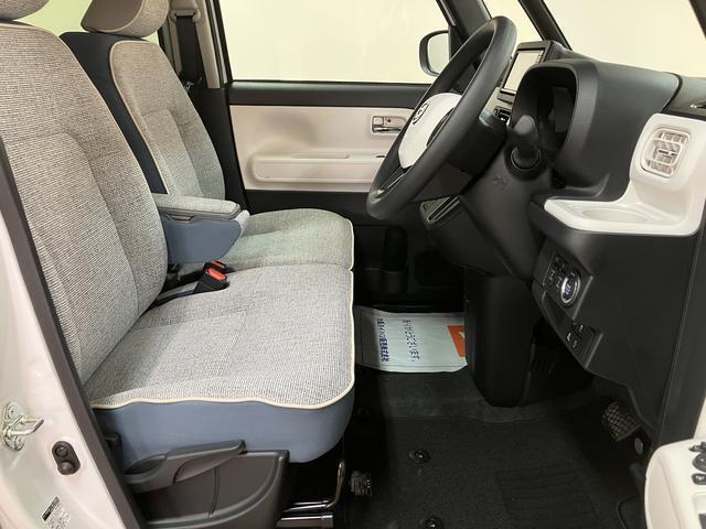 広々として運転のしやすい運転席☆　足元も広々としていますよ♪