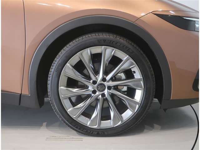 純正のアルミホイール装着車です。タイヤサイズは225/45R21です。