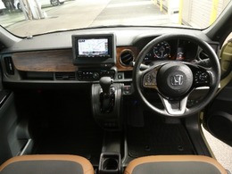 ◆視界広々で非常に運転しやすくロングドライブでも疲れを感じさせないすっきりとまとまったインパネ周りです。