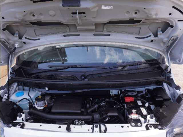 エンジンは車の心臓部分です。このエンジンルームが汚いとトラブルの基になります。当店は専用の液剤を使って徹底的に綺麗にします。