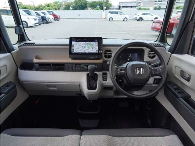 視界広々で非常に運転しやすくロングドライブでも疲れを感じさせないすっきりとまとまったインパネ周りです。