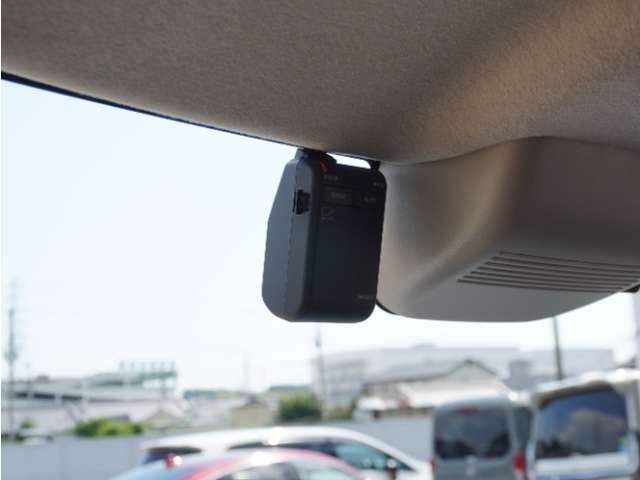 ◆ドライブレコーダー◆映像・音声などを記録する自動車用の装置です。　もしもの事故の際の記録はもちろん、旅行の際の思い出としてドライブの映像を楽しむことができます。