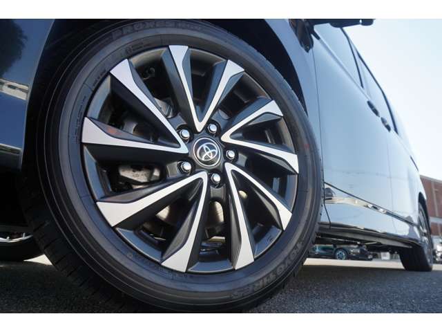205/55R17タイヤ＆17×6Jアルミホイール（切削光輝＋ダークグレーメタリック塗装）力強く立体的な、アグレッシブスタイル。