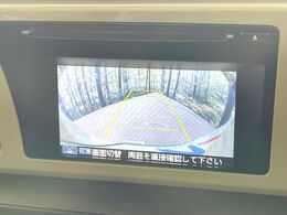 【バックカメラ】駐車時に後方がリアルタイム映像で確認できます。大型商業施設や立体駐車場での駐車時や、夜間のバック時に大活躍！運転スキルに関わらず、今や必須となった装備のひとつです！