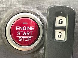 【Hondaスマートキー】カバンやポケットに入れたままでもドアの施錠・解錠が可能なスマートキーを装備。エンジンのオン・オフ時もカギを取り出す必要が無いからとっても便利です♪