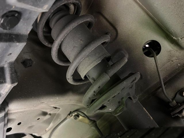 お車を安心してお乗りいただく為には、足回りの定期点検が欠かせません。サービスサポート（有償保証）では無料点検もご提供しており、安心のカーライフをお過ごしいただけるサポート体制が整っています。