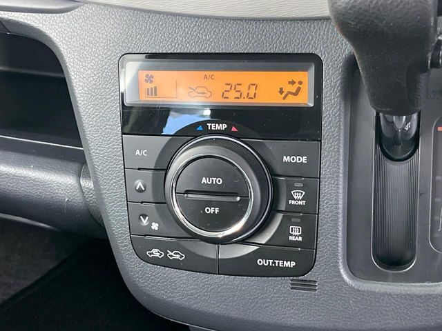 【オートエアコン】一度お好みの温度に設定すれば、車内の温度を検知し風量や温度を自動で調整。暑い…寒い…と何度もスイッチ操作をする必要はありません。快適な車内空間には必須の機能ですね♪