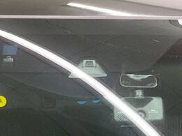 【ホンダセンシング】走行中に前方の車両等を認識し、衝突しそうな時は警報とブレーキで衝突回避と被害軽減をアシスト。より安全にドライブをお楽しみいただけます。