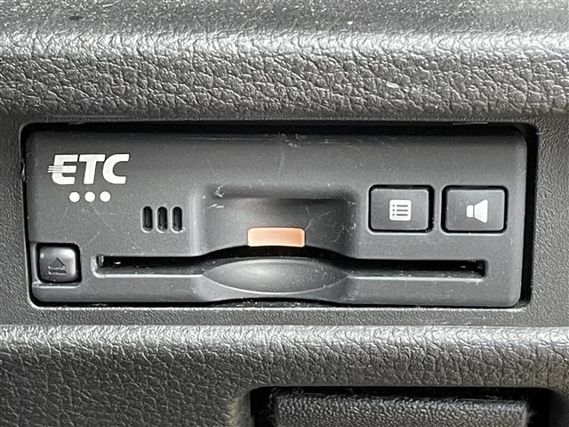 【ETC】有料道路を利用する際に料金所で停止することなく通過できる、ETC車載器（ノンストップ自動料金収受システム機器）が装備されています。セットアップを行うことで利用可能になります。