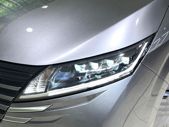 【LEDヘッドライト】悪天候や夜間走行時も良好な視界を確保し安心して運転できる高輝度LEDヘッドライトを装備！点灯速度が早く、消費電力も抑えられています。