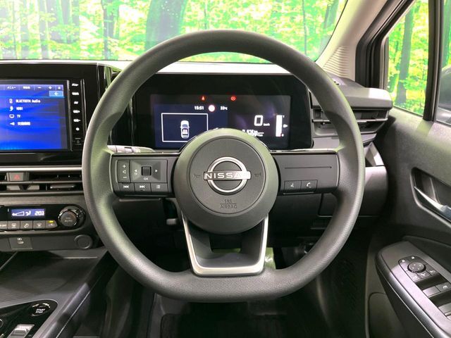 インテリアに合わせたデザインのステアリングは、運転される方のことも考え、運転しやすい形状、大きさです。是非一度、実際に触ってお確かめください。
