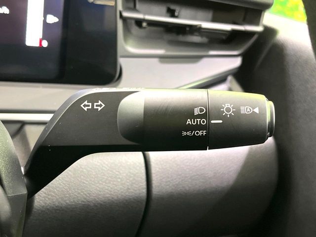 【オートライト】周りの明るさに応じて自動でヘッドライトの点灯・消灯ができる機能です！ライトの付け忘れ・消し忘れなどが無くなり、雨の日や夕方の走行も安心！トンネル通過時も便利ですね♪