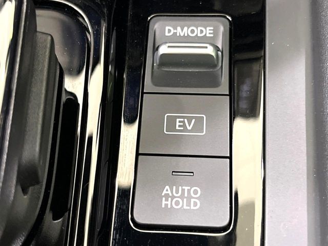 【オートブレーキホールド】信号待ちや渋滞で停車時にブレーキから足を離しても、停止状態を保持してくれます。前進するときはアクセルを踏めば自動で解除されるので安心♪街乗り運転が楽になります♪