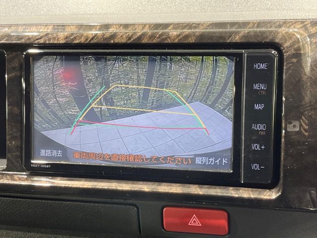 【バックカメラ】駐車時に後方がリアルタイム映像で確認できます。大型商業施設や立体駐車場での駐車時や、夜間のバック時に大活躍！運転スキルに関わらず、今や必須となった装備のひとつです！