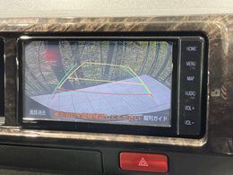 【バックカメラ】駐車時に後方がリアルタイム映像で確認できます。大型商業施設や立体駐車場での駐車時や、夜間のバック時に大活躍！運転スキルに関わらず、今や必須となった装備のひとつです！