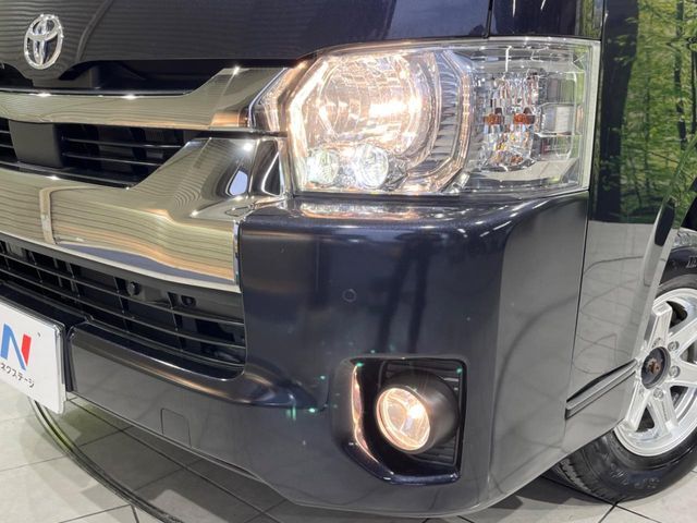 【LEDヘッドライト】悪天候や夜間走行時も良好な視界を確保し安心して運転できる高輝度LEDヘッドライトを装備！点灯速度が早く、消費電力も抑えられています。
